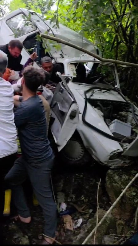 Yayla yolunda uçurumdan uçan otomobil hurdaya döndü: 2 yaralı (Fotoğraflı - Görüntülü) Mehmet Uras HATAY (İHA) - Hatay’da sürücüsünün kontrolünü kaybetmesiyle uçurumdan ağaçlık alana uçarak hurdaya dönen otomobildeki 2 kişi yaralandı. Kaza; Erzin ilçesi Kuyuluk Mahallesi Kocadüz mevkii yayla yolu üzerinde yaşandı. Sürücüsünün kontrolünü kaybettiği otomobil, uçurumdan yuvarlandı. Ağaçlık alanda hurdaya dönerek durabilen otomobildeki 2 kişi yaralandı. Yaralanan 2 kişi, HBB İtfaiye ekiplerinin hızlı ve koordineli müdahalesiyle kısa sürede kurtarılarak sağlık ekiplerine teslim edildi. Yaralı şahıslar hastanede tedavi altına alındı. Jandarma ekipleri kazayla ilgili inceleme başlattı.
