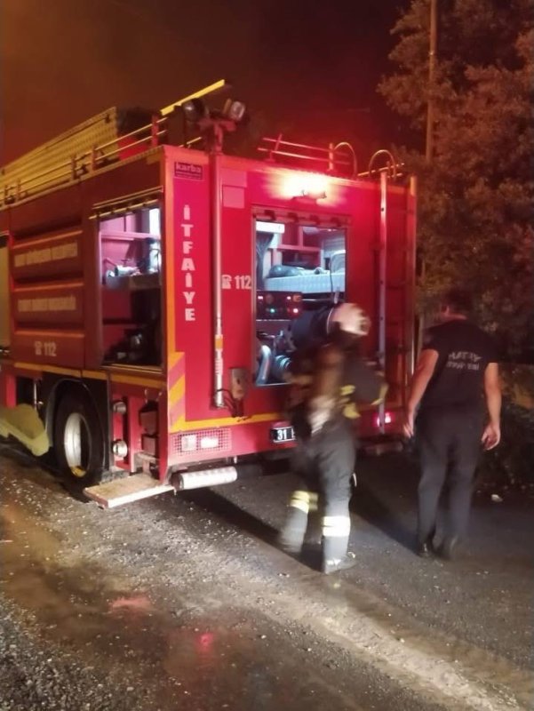 Dörtyol’da ev yangınında 3 kişi tahliye edildi (Fotoğraflı) Esma Kural HATAY (İHA) - Hatay’ın Dörtyol ilçesinde bir evde çıkan yangında, içeride bulunan 3 kişi ekiplerin hızlı müdahalesiyle güvenli şekilde tahliye edildi. Yangın, Dörtyol ilçesi Yeşil Mahallesi’nde meydana geldi. İhbar üzerine bölgeye itfaiye ekipleri sevk edildi. Ekiplerin hızlı müdahalesiyle evde bulunan 3 kişi, alev ve dumandan etkilenmeden tahliye edildi. Yangın kısa sürede kontrol altına alınırken, bölgede soğutma çalışması tamamlandı. Yangında ev zarar gördü.