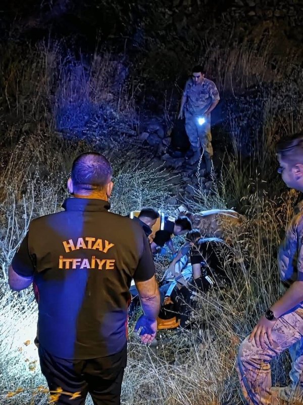  İskenderun'da uçurumdan düşen inek iş makinesiyle kurtarıldı (Fotoğraflı) İlayda Korkmaz HATAY (İHA) - Hatay'ın İskenderun ilçesinde uçurumdan düşerek mahsur kalan inek, ekiplerin hızlı ve koordineli müdahalesiyle iş makinesiyle kurtarıldı. Olay, İskenderun ilçesi Karayılan Mahallesi'nde meydana geldi. Uçuruma düşen ineği kendi imkanlarıyla kurtaramayan vatandaş durumu itfaiye ekiplerine bildirdi. İhbar üzerine bölgeye ekipler sevk edildi. Ekiplerin çalışması sonucu uçurumdan sağlıklı şekilde iş makinesiyle kurtarılan inek, sahiplerine teslim edildi.