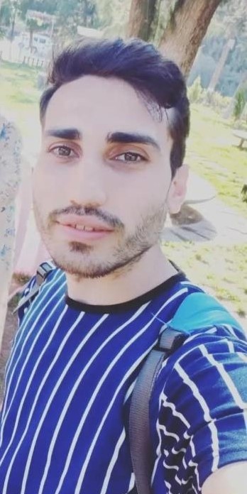 Batan gemide yolculuk yapan kardeşlerin, evli ve 2'şer çocuk babası olduğu ortaya çıktı (Fotoğraflı) Ahmet Arslan HATAY (İHA) - Kuzey Kıbrıs Türk Cumhuriyeti’nde batan gemide yolculuk yapan Mustafa Demir ve Mahmut Demir kardeşlerin memleketleri Hatay’ın Reyhanlı ilçesindeki babaevlerinde gelecek haber ikinci günde umutla bekleniyor. Kardeşlerin evli ve 2’şer çocuk babası olduğunu ifade eden Emrullah Tek, "Mustafa’nın 2 çocuğu var ve eşi 3'üncü evlatlarına hamile" dedi. Girne’den Mersin’e doğru yola çıkan ve açıldıktan bir süre sonra batan gemide yolculuk yapan insanların ailelerine geminin battığı haberi ulaşmaya devam ediyor. Batan gemide yolculuk yapan 33 yaşındaki Mustafa Demir ve 28 yaşındaki Mahmut Demir’in Reyhanlı ilçesi Harran Mahallesi’ndeki baba ocaklarında umutlu bekleyiş ikinci günde devam ediyor. Ağabey ve kardeşe geçtiğimiz günden bu yana ulaşamayan yakınları gelecek haberi bekliyor. "Ya ölü ya da diri getirsinler kardeşlerimizi" Kardeşlerinden gelecek ölü ya da diri haberini beklediklerini ifade eden Mehmet Demir, "2 kardeşimden haber alamıyoruz, dünden beri ve aile olarak perişanız. Ya ölü ya da diri getirsinler kardeşlerimizi. Yorulduk artık, hastanede zor duruyorum. Yarımız hastanedeyiz, yarımız da evde. Saat 10.30’da konsolosluktan arandım. Ölenlerin arasında ve hastanede olanların arasında yoklar. Denizdeler mi bir bilgi verilmiyor" diye konuştu. Mustafa ve Mahmut’un 2’şer evladı olduğunu anlatan Emrullah Tek ise, "Bugün ikinci gün ama hiçbir haber yok. Hastanelere bakıldı ama herhangi bir giriş yok. Mustafa ve Mahmut’un eşleri fenalaştı. Bir an önce bulunmaları için destek istiyoruz. Mustafa’nın 2 çocuğu var ve eşi 3'üncü evlatlarına hamile. Devletimiz desteğini esirgemedi ama belirsizliğin sona ermesi için destek bekliyoruz. Ya ölü ya da diri bize haber verilse daha iyi olur" dedi.