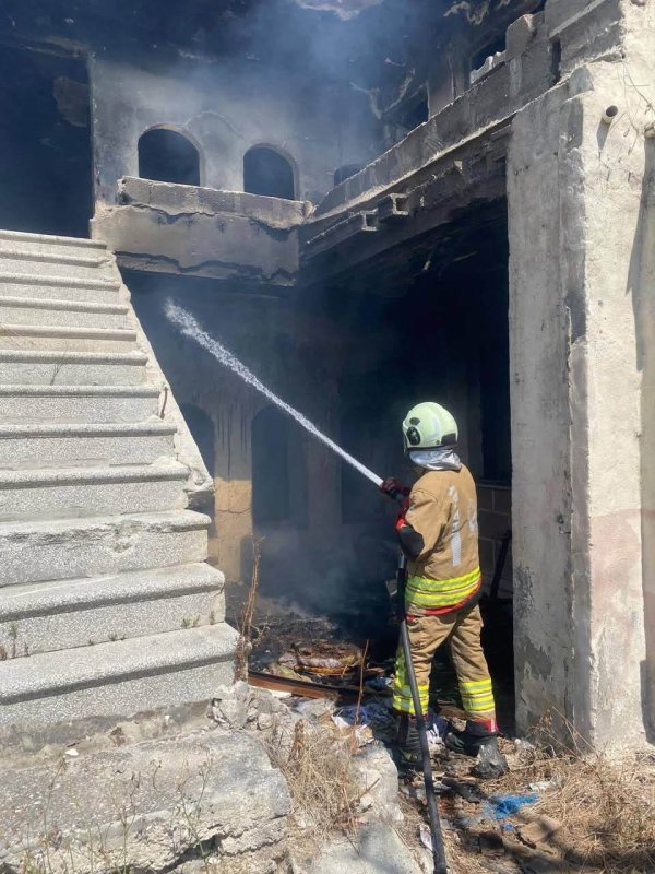 Antakya’da metruk bina yangını kontrol altına alındı (Fotoğraflı) İlayda Korkmaz HATAY (İHA) - Hatay’ın Antakya ilçesinde metruk binada çıkan yangın, ekiplerin hızlı müdahalesiyle büyümeden kontrol altına alındı. Yangın, Antakya ilçesi Dutdibi Mahallesi’nde meydana geldi. İhbar üzerine bölgeye ekipler sevk edildi. Ekiplerin hızlı müdahalesiyle yangın kısa sürede kontrol altına alındı. Yangının ardından bölgede soğutma çalışması gerçekleştirildi.