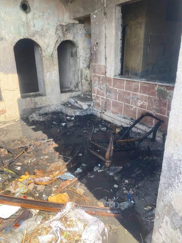 Antakya’da metruk bina yangını kontrol altına alındı (Fotoğraflı) İlayda Korkmaz HATAY (İHA) - Hatay’ın Antakya ilçesinde metruk binada çıkan yangın, ekiplerin hızlı müdahalesiyle büyümeden kontrol altına alındı. Yangın, Antakya ilçesi Dutdibi Mahallesi’nde meydana geldi. İhbar üzerine bölgeye ekipler sevk edildi. Ekiplerin hızlı müdahalesiyle yangın kısa sürede kontrol altına alındı. Yangının ardından bölgede soğutma çalışması gerçekleştirildi.