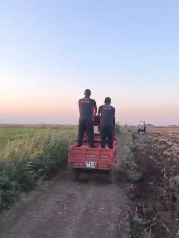 Reyhanlı'da bataklığa düşen büyükbaş hayvan kurtarıldı (Fotoğraflı) İlayda Korkmaz HATAY (İHA) - Hatay’ın Reyhanlı ilçesinde bataklığa düşen büyükbaş hayvan, itfaiye ekiplerinin müdahalesiyle kurtarıldı. Olay, Reyhanlı ilçesi Kuletepe Mahallesi’nde yaşandı. Bataklığa düşerek mahsur kalan ineği fark eden vatandaşlar durumu ekiplere bildirdi. İhbar üzerine bölgeye gelen ekipler, yürüttükleri çalışma sonucunda ineği kısa sürede bulunduğu yerden sağlıklı şekilde çıkardı. Kurtarılan hayvan, gerekli kontrollerinin yapılması için veteriner hekime teslim edildi.