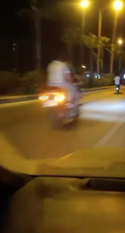 Sosyal medya şovu uğruna trafiği birbirine katan motosikletliler kamerada
