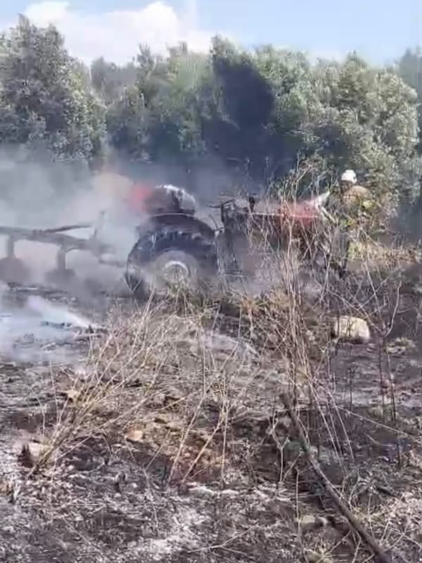 Erzin’de otluk alanda çıkan yangında alevler traktöre sıçradı (Fotoğraflı) Mehmet Uras HATAY (İHA) - Hatay’ın Erzin ilçesinde otluk alanda başlayan yangında alevlerin içerisinde kalan traktör kullanılmaz hale geldi. Yangın, Erzin ilçesi Yeşiltepe Mahallesi’nde meydana geldi. Otluk alanda başlayan yangında alevler traktöre sıçradı. İhbar üzerine bölgeye sevk edilen ekipler, yangına müdahale ederek kısa sürede kontrol altına aldı. Yangının ardından bölgede soğutma çalışması gerçekleştirilirken traktör kullanılmaz hale geldi. Yangının çıkış nedeninin belirlenmesi için çalışma başlatıldı.