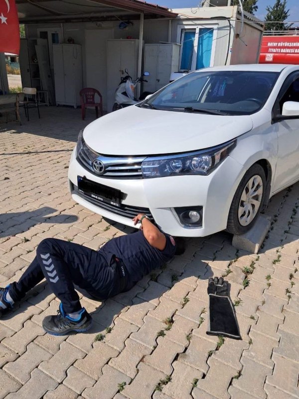 Antakya ve İskenderun’da araçlarda mahsur kalan kediler kurtarıldı (Fotoğraflı) İlayda Korkmaz HATAY (İHA) - Hatay’da 2 farklı noktada araç motorunda mahsur kalan kediler kurtarıldı. Antakya ve İskenderun ilçelerinde farklı noktalarda araçlarının motor kısımlarına kedi giren vatandaşlar itfaiye yardım istediler. İhbarlar üzerine bölgelere sevk edilen ekipler, mahsur kalan hayvanları titiz çalışmalar sonucunda bulundukları yerlerden kurtardı. Hayvanlar, gerekli kontrollerin ardından doğal yaşam alanlarına bırakıldı.