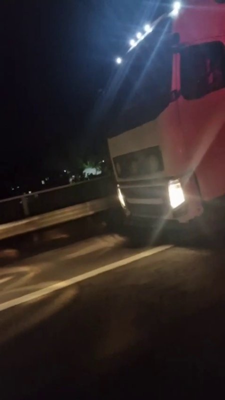 Düzenekle tırın plakasını gizleyen sürücüye 170 bin TL ceza (Fotoğraflı) Ahmet Arslan HATAY (İHA) - Hatay'ın Dörtyol ilçesinde mekanik düzenekle plakayı gizleyen tır sürücüsüne 170 bin TL para cezası uygulandı. İl Jandarma Komutanlığı ekiplerince 2 Eylül'de O-53 Kuzucu Denetim İstasyonu mevkiinde M.O.'nün idaresindeki çekici ve bağlı römorkta kontrol yapıldı. Yapılan kontrollerde; çekicinin ön panjur kısmına mekanik bir düzenek yardımıyla plakanın gizlendiği, ayrıca çekicinin arkasındaki römork plakasının da bezle kapatılarak okunmasının engellendiği tespit edildi. Sürücüye toplam 170 bin TL idari para cezası uygulanırken, araç 30 gün süreyle trafikten men edildi.