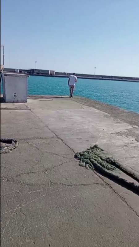Yola çıkacağını eşine haber vermek için çektiği video, batan gemide kaybolan kardeşlerden geriye kalan son görüntü oldu (Fotoğraflı) Ahmet Arslan HATAY (İHA) - Kuzey Kıbrıs Türk Cumhuriyeti'nde gemi faciasında kaybolan Mahmut ve Mustafa Demir kardeşlerin gemiye binmeden 25 dakika önce birlikte yolculuk yaptıkları arkadaşları tarafından çekilen görüntüleri ortaya çıktı. Girne açıklarında batan gemide yolculuk yapan ve kaybolan 33 yaşındaki Mustafa Demir ve 28 yaşındaki Mahmut Demir'in Reyhanlı ilçesi Harran Mahallesi'ndeki baba ocaklarında umutlu bekleyiş devam ediyor. Demir kardeşlerle birlikte aynı gemide yolculuk yapan ve kurtulan Abdullah Demir'in cep telefonuyla yola çıkmadan 25 dakika önce çektiği görüntü ortaya çıktı. Görüntülerde; denizde batan gemide kaybolan ağabey ve kardeşinin görüldüğü anlaşıldı. Görüntüyü yola çıkacağını eşine haber vermek için çektiğini anlatan Abdullah Demir, "Yola çıkacağımı söyleyerek video çekip eşime atmıştım. Gideceğimin ümidiyle videoyu atmıştım. Mustafa ve Mahmut ile birlikte aynı evden gemiyle yola çıkmıştık. Böyle bir şey olacağını bilsek başka bir şekilde giderdik. Tesadüfen görüntüyü çektim. Arkadaşlarıma haberi ben verdim ve ailelere ulaştı. Hava almaya çıkmıştık. Mustafa ailesiyle, Mahmut da başkasıyla görüşüyordu. Gemi batmadan 25 dakika önce görüntüyü çekmiştim" dedi.
