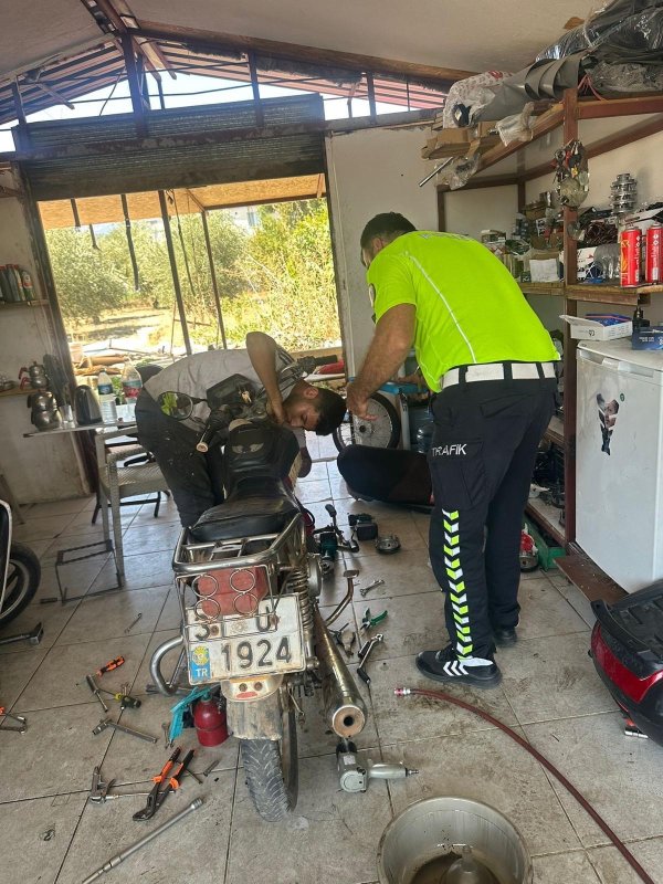 Antakya’da motosiklet tamircileri ve yedek parça satıcılarına denetim (Fotoğraflı) İlayda Korkmaz HATAY (İHA) - Hatay’ın Antakya ilçesinde motosiklet tamircileri ve yedek parça satan iş yerlerine yönelik gerçekleştirilen denetimlerde 68 iş yeri kontrol edildi. Hatay Emniyet Müdürlüğü ekiplerince 2 Eylül tarihinde ilçe genelinde gerçekleştirilen uygulamada, 178 şahıs ile 335 motosikletin sorgulaması yapıldı. Denetimlerde 2 iş yerinin vergi levhası ve çalıştırma ruhsatının bulunmadığı tespit edildi. Eksikliklerle ilgili gerekli idari işlemler yapıldı.