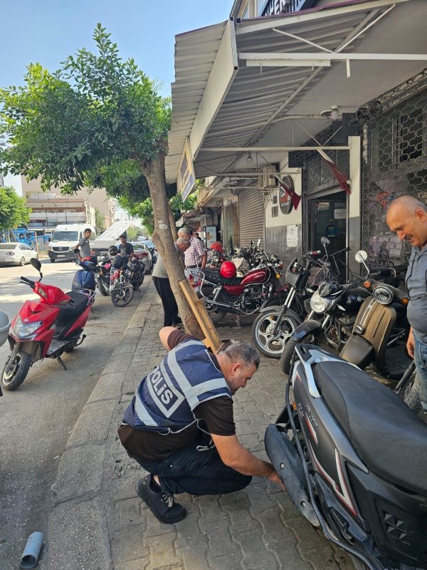 Antakya’da motosiklet tamircileri ve yedek parça satıcılarına denetim (Fotoğraflı) İlayda Korkmaz HATAY (İHA) - Hatay’ın Antakya ilçesinde motosiklet tamircileri ve yedek parça satan iş yerlerine yönelik gerçekleştirilen denetimlerde 68 iş yeri kontrol edildi. Hatay Emniyet Müdürlüğü ekiplerince 2 Eylül tarihinde ilçe genelinde gerçekleştirilen uygulamada, 178 şahıs ile 335 motosikletin sorgulaması yapıldı. Denetimlerde 2 iş yerinin vergi levhası ve çalıştırma ruhsatının bulunmadığı tespit edildi. Eksikliklerle ilgili gerekli idari işlemler yapıldı.