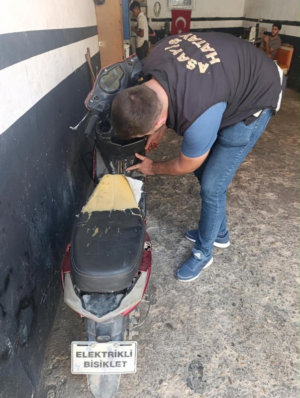 Antakya’da motosiklet tamircileri ve yedek parça satıcılarına denetim (Fotoğraflı) İlayda Korkmaz HATAY (İHA) - Hatay’ın Antakya ilçesinde motosiklet tamircileri ve yedek parça satan iş yerlerine yönelik gerçekleştirilen denetimlerde 68 iş yeri kontrol edildi. Hatay Emniyet Müdürlüğü ekiplerince 2 Eylül tarihinde ilçe genelinde gerçekleştirilen uygulamada, 178 şahıs ile 335 motosikletin sorgulaması yapıldı. Denetimlerde 2 iş yerinin vergi levhası ve çalıştırma ruhsatının bulunmadığı tespit edildi. Eksikliklerle ilgili gerekli idari işlemler yapıldı.