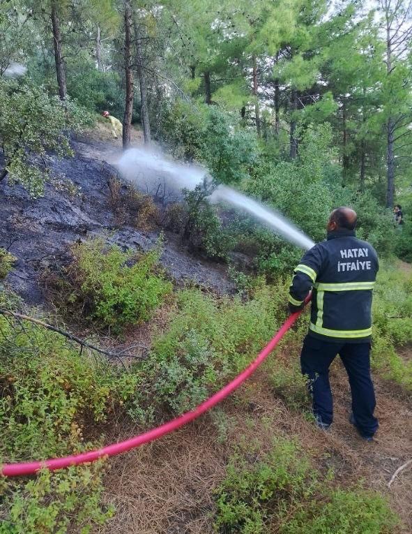 Hassa’da ormanlık alan yangını kontrol altına alındı (Fotoğraflı) Yakup Söylemez HATAY (İHA) - Hatay’ın Hassa ilçesinde çıkan ormanlık alan yangını, ekiplerin havadan ve karadan müdahalesiyle geniş alana yayılmadan kontrol altına alındı. Yangın, Söğüt Mahallesi’nde meydana geldi. Orman Genel Müdürlüğü (OGM) ile Hatay Büyükşehir Belediyesi (HBB) İtfaiye ekiplerinin havadan ve karadan koordineli müdahalesiyle yangın kısa sürede kontrol altına alındı. Bölgede soğutma çalışması gerçekleştirildi. Yangında alan zarar gördü.