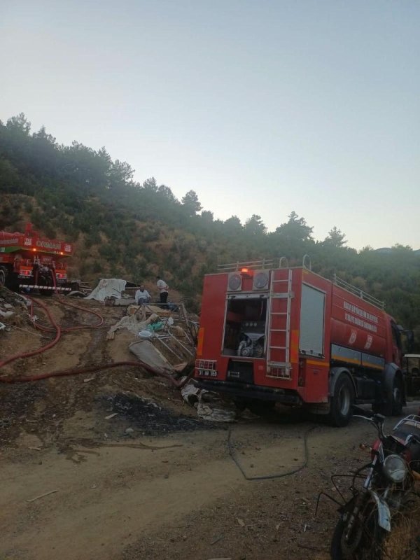 Hassa’da ormanlık alan yangını kontrol altına alındı (Fotoğraflı) Yakup Söylemez HATAY (İHA) - Hatay’ın Hassa ilçesinde çıkan ormanlık alan yangını, ekiplerin havadan ve karadan müdahalesiyle geniş alana yayılmadan kontrol altına alındı. Yangın, Söğüt Mahallesi’nde meydana geldi. Orman Genel Müdürlüğü (OGM) ile Hatay Büyükşehir Belediyesi (HBB) İtfaiye ekiplerinin havadan ve karadan koordineli müdahalesiyle yangın kısa sürede kontrol altına alındı. Bölgede soğutma çalışması gerçekleştirildi. Yangında alan zarar gördü.