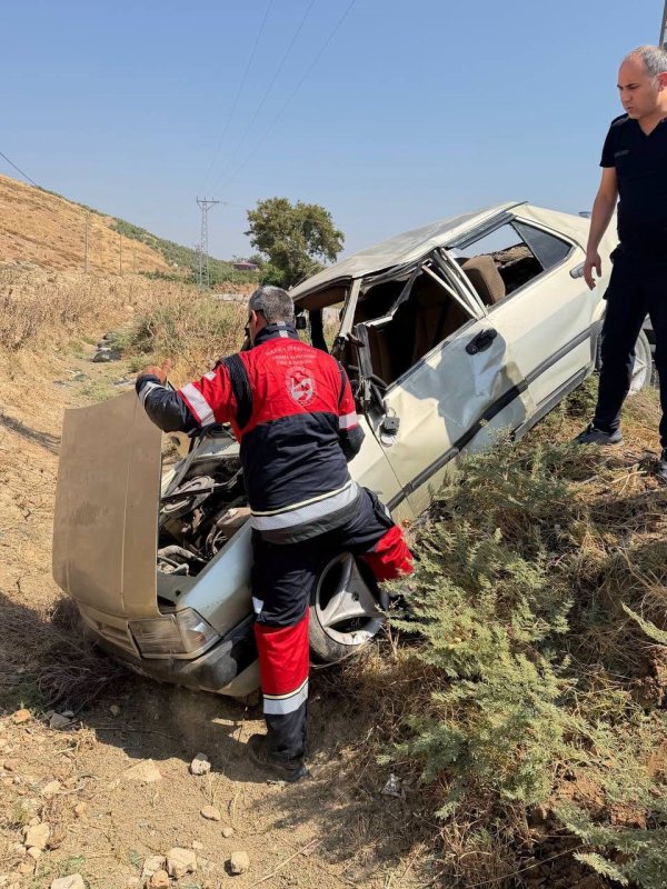 Kırıkhan’da trafik kazası: 3 yaralı (Fotoğraflı) İsmet Biçen HATAY (İHA) - Hatay’da kontrolden çıkarak yol kenarına uçan TOFAŞ marka otomobildeki 3 kişi yaralandı. Kaza; Kırıkhan ilçesi İmece Mahallesi’nde yaşandı. Sürücüsünün direksiyon hakimiyetini kaybettiği FİAT TOFAŞ marka otomobil, yol kenarına devrilerek hurdaya döndü. Kazada hurdaya dönen araçtaki 3 yaralı itfaiye ekipleri tarafından kurtarıldı. Yaralı şahıslar ilk müdahalenin ardından hastanede tedavi altına alındı. Jandarma ekipleri kazayla ilgili inceleme başlattı.