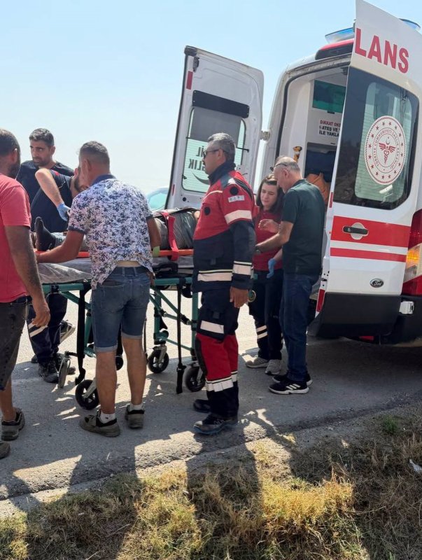 Kırıkhan’da trafik kazası: 3 yaralı (Fotoğraflı) İsmet Biçen HATAY (İHA) - Hatay’da kontrolden çıkarak yol kenarına uçan TOFAŞ marka otomobildeki 3 kişi yaralandı. Kaza; Kırıkhan ilçesi İmece Mahallesi’nde yaşandı. Sürücüsünün direksiyon hakimiyetini kaybettiği FİAT TOFAŞ marka otomobil, yol kenarına devrilerek hurdaya döndü. Kazada hurdaya dönen araçtaki 3 yaralı itfaiye ekipleri tarafından kurtarıldı. Yaralı şahıslar ilk müdahalenin ardından hastanede tedavi altına alındı. Jandarma ekipleri kazayla ilgili inceleme başlattı.
