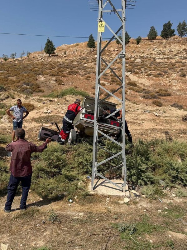 Kırıkhan’da trafik kazası: 3 yaralı (Fotoğraflı) İsmet Biçen HATAY (İHA) - Hatay’da kontrolden çıkarak yol kenarına uçan TOFAŞ marka otomobildeki 3 kişi yaralandı. Kaza; Kırıkhan ilçesi İmece Mahallesi’nde yaşandı. Sürücüsünün direksiyon hakimiyetini kaybettiği FİAT TOFAŞ marka otomobil, yol kenarına devrilerek hurdaya döndü. Kazada hurdaya dönen araçtaki 3 yaralı itfaiye ekipleri tarafından kurtarıldı. Yaralı şahıslar ilk müdahalenin ardından hastanede tedavi altına alındı. Jandarma ekipleri kazayla ilgili inceleme başlattı.