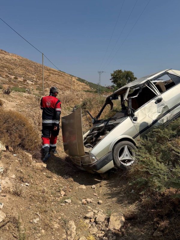 Kırıkhan’da trafik kazası: 3 yaralı (Fotoğraflı) İsmet Biçen HATAY (İHA) - Hatay’da kontrolden çıkarak yol kenarına uçan TOFAŞ marka otomobildeki 3 kişi yaralandı. Kaza; Kırıkhan ilçesi İmece Mahallesi’nde yaşandı. Sürücüsünün direksiyon hakimiyetini kaybettiği FİAT TOFAŞ marka otomobil, yol kenarına devrilerek hurdaya döndü. Kazada hurdaya dönen araçtaki 3 yaralı itfaiye ekipleri tarafından kurtarıldı. Yaralı şahıslar ilk müdahalenin ardından hastanede tedavi altına alındı. Jandarma ekipleri kazayla ilgili inceleme başlattı.