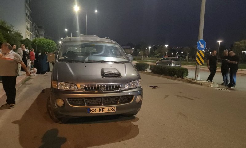 İskenderun’da geri manevra yapan aracın çarptığı kadın ağır yaralandı (Fotoğraflı) Neslihan Zerenli HATAY (İHA) - Hatay’ın İskenderun ilçesinde geri manevra yapan bir panelvanın çarptığı 71 yaşındaki kadın ağır yaralandı. Kaza, İskenderun ilçesi Pirireis Mahallesi’nde meydana geldi. Edinilen bilgilere göre, A.A. yönetimindeki Hyundai marka 63 MF 434 plakalı panelvan, sokakta geri manevra yaptığı sırada yolun karşı tarafına geçmeye çalışan Emsal Y. (71) isimli kadına çarptı. Çevredeki vatandaşların ihbarı üzerine olay yerine sağlık ve polis ekipleri sevk edildi. Kazada ağır yaralanan yaşlı kadın, olay yerinde yapılan ilk müdahalesinin ardından ambulansla İskenderun Devlet Hastanesi’ne kaldırıldı. Hastanede tedavi altına alınan Emsal Y.’nin hayati tehlikesinin bulunduğu öğrenildi. Polis ekipleri, kazanın ardından sürücü A.A.’yı gözaltına alırken, olayla ilgili inceleme başlatıldı.