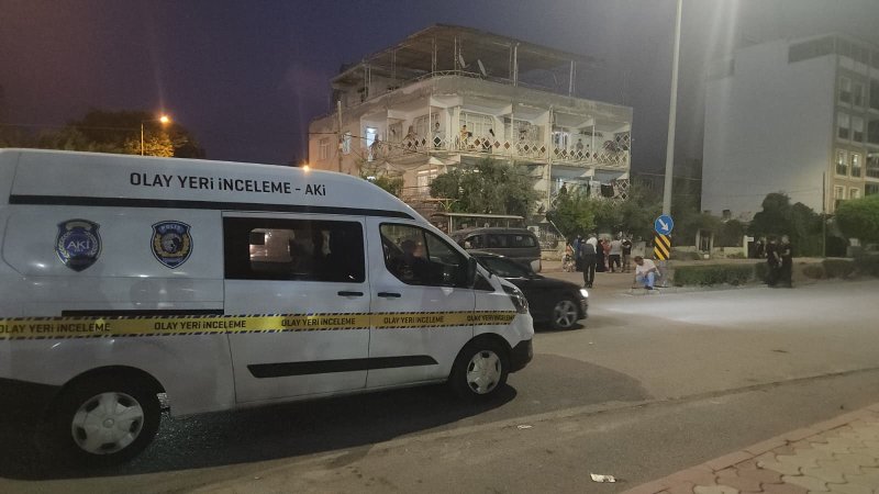 İskenderun’da geri manevra yapan aracın çarptığı kadın ağır yaralandı (Fotoğraflı) Neslihan Zerenli HATAY (İHA) - Hatay’ın İskenderun ilçesinde geri manevra yapan bir panelvanın çarptığı 71 yaşındaki kadın ağır yaralandı. Kaza, İskenderun ilçesi Pirireis Mahallesi’nde meydana geldi. Edinilen bilgilere göre, A.A. yönetimindeki Hyundai marka 63 MF 434 plakalı panelvan, sokakta geri manevra yaptığı sırada yolun karşı tarafına geçmeye çalışan Emsal Y. (71) isimli kadına çarptı. Çevredeki vatandaşların ihbarı üzerine olay yerine sağlık ve polis ekipleri sevk edildi. Kazada ağır yaralanan yaşlı kadın, olay yerinde yapılan ilk müdahalesinin ardından ambulansla İskenderun Devlet Hastanesi’ne kaldırıldı. Hastanede tedavi altına alınan Emsal Y.’nin hayati tehlikesinin bulunduğu öğrenildi. Polis ekipleri, kazanın ardından sürücü A.A.’yı gözaltına alırken, olayla ilgili inceleme başlatıldı.