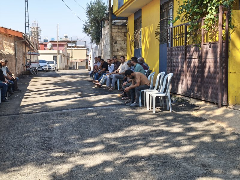 Batan gemide kaybolan kardeşlerin isimlerini kullanarak yardım talep eden dolandırıcılar yaptıklarıyla pes dedirtti (Fotoğraflı) Ahmet Arslan HATAY (İHA) - Kuzey Kıbrıs Türk Cumhuriyeti'nde batan gemide yolculuk yapan Mustafa Demir ve Mahmut Demir kardeşlerin memleketleri olan Hatay'ın Reyhanlı ilçesinde gelecek haberi bekleyen aile, batan gemide kaybolan kardeşlerin isimlerinin kullanarak dolandırıcılık yapan şahıslara karşı vatandaşları uyardı. Girne'den Mersin'e doğru yola çıkan ve açıldıktan bir süre sonra batan gemide yolculuk yapan 33 yaşındaki Mustafa Demir ve 28 yaşındaki Mahmut Demir'in Reyhanlı ilçesi Harran Mahallesi'ndeki baba ocaklarında umutlu bekleyiş devam ediyor. Ağabey ve kardeşin acısıyla zor günler geçiren aile ikinci şoku Demir kardeşlerin isimlerinin dolandırıcılık amacıyla kullanılmasıyla yaşadı. Demir ailesi kardeşlerin ailelerinin yardıma muhtaç olduğu söylenerek İBAN numarası paylaşan kimliği belirsiz şahısların yardım topladığını iddia etti. Kayıp kardeşlerin ağabeyi Halil Demir, "Kimsenin parasına ihtiyacımız yok, çok şükür devletimiz yanımızda" diyerek yardım paylaşımlarına itibar edilmemesi konusunda vatandaşları uyardı. "Ailemize ulaştıklarını ve yardıma muhtaç olduğumuz söylenerek insanları kandırmaya çalışıyorlar" Kardeşlerinin isimlerini kullanarak dolandırıcılık yapıldığını iddia eden Halil Demir, "Benim kardeşlerim Mahmut ve Mustafa Demir adına İBAN paylaşıyorlar. Durmadan para istiyorlar. Ailemize ulaştıklarını ve yardıma muhtaç olduğumuz söylenerek insanları kandırmaya çalışıyorlar. İnsanların iyi niyetini kötü amaçlı kullanıyorlar, böyle bir şeye gerek yok. Tüm Türkiye'ye seslenmek istiyorum, lütfen bu dolandırıcılara itibar etmeyin. Kimsenin parasına ihtiyacımız yok, çok şükür devletimiz yanımızda. Akrabalarımız ve köylülerimiz bizim yanımızda. Lütfen böyle dolandırıcılara inanmayın. Daha kardeşlerimizin nerede olduklarını bilmeden insanların iyi niyetlerini kullanarak İBAN paylaşıyorlar. Kimseye itibar etmeyin ve kimseye para göndermeyin, kardeşlerimi böyle kötü şeylere bulaştırmayın. Yetkililerden bunu yapan şahısların bulunmasını istiyorum" dedi. Kayıp kardeşlerin isimlerinin kullanılarak yardım toplandığını anlatan İbrahim Demir, "Mahmut ve Mustafa Demir adına yardım talep ediliyor. Biz daha cenazemizi almamışız, dolandırıcılar insanlardan para topluyor. Kimse bunlara itibar etmesin" dedi.