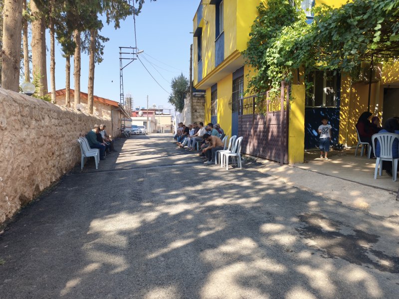 Batan gemide kaybolan kardeşlerin isimlerini kullanarak yardım talep eden dolandırıcılar yaptıklarıyla pes dedirtti (Fotoğraflı) Ahmet Arslan HATAY (İHA) - Kuzey Kıbrıs Türk Cumhuriyeti'nde batan gemide yolculuk yapan Mustafa Demir ve Mahmut Demir kardeşlerin memleketleri olan Hatay'ın Reyhanlı ilçesinde gelecek haberi bekleyen aile, batan gemide kaybolan kardeşlerin isimlerinin kullanarak dolandırıcılık yapan şahıslara karşı vatandaşları uyardı. Girne'den Mersin'e doğru yola çıkan ve açıldıktan bir süre sonra batan gemide yolculuk yapan 33 yaşındaki Mustafa Demir ve 28 yaşındaki Mahmut Demir'in Reyhanlı ilçesi Harran Mahallesi'ndeki baba ocaklarında umutlu bekleyiş devam ediyor. Ağabey ve kardeşin acısıyla zor günler geçiren aile ikinci şoku Demir kardeşlerin isimlerinin dolandırıcılık amacıyla kullanılmasıyla yaşadı. Demir ailesi kardeşlerin ailelerinin yardıma muhtaç olduğu söylenerek İBAN numarası paylaşan kimliği belirsiz şahısların yardım topladığını iddia etti. Kayıp kardeşlerin ağabeyi Halil Demir, "Kimsenin parasına ihtiyacımız yok, çok şükür devletimiz yanımızda" diyerek yardım paylaşımlarına itibar edilmemesi konusunda vatandaşları uyardı. "Ailemize ulaştıklarını ve yardıma muhtaç olduğumuz söylenerek insanları kandırmaya çalışıyorlar" Kardeşlerinin isimlerini kullanarak dolandırıcılık yapıldığını iddia eden Halil Demir, "Benim kardeşlerim Mahmut ve Mustafa Demir adına İBAN paylaşıyorlar. Durmadan para istiyorlar. Ailemize ulaştıklarını ve yardıma muhtaç olduğumuz söylenerek insanları kandırmaya çalışıyorlar. İnsanların iyi niyetini kötü amaçlı kullanıyorlar, böyle bir şeye gerek yok. Tüm Türkiye'ye seslenmek istiyorum, lütfen bu dolandırıcılara itibar etmeyin. Kimsenin parasına ihtiyacımız yok, çok şükür devletimiz yanımızda. Akrabalarımız ve köylülerimiz bizim yanımızda. Lütfen böyle dolandırıcılara inanmayın. Daha kardeşlerimizin nerede olduklarını bilmeden insanların iyi niyetlerini kullanarak İBAN paylaşıyorlar. Kimseye itibar etmeyin ve kimseye para göndermeyin, kardeşlerimi böyle kötü şeylere bulaştırmayın. Yetkililerden bunu yapan şahısların bulunmasını istiyorum" dedi. Kayıp kardeşlerin isimlerinin kullanılarak yardım toplandığını anlatan İbrahim Demir, "Mahmut ve Mustafa Demir adına yardım talep ediliyor. Biz daha cenazemizi almamışız, dolandırıcılar insanlardan para topluyor. Kimse bunlara itibar etmesin" dedi.