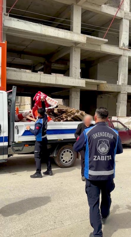Tabelayı kurtarmak için "Belediye başkanı akrabam" dedi, zabıta geri adım atmadı (Fotoğraflı) Neslihan Zerenli HATAY (İHA) - Hatay'ın İskenderun ilçesinde kaldırım işgallerine yönelik denetim gerçekleştiren İskenderun Belediyesi Zabıta Müdürlüğü ekipleri, yaya geçişini engelleyen duba, reklam materyalleri ve çeşitli malzemeleri kaldırdı. Denetim sırasında bir esnafın, el konulan tabelasını kurtarmak için "Belediye başkanını arayacağım, akrabamdır" demesine rağmen zabıta ekipleri görevlerini kararlılıkla sürdürdü. İskenderun Belediyesi, kent genelinde yaya güvenliğini ve şehir düzenini sağlamak amacıyla denetimlerini aralıksız sürdürüyor. Zabıta Müdürlüğü ekipleri tarafından gerçekleştirilen kaldırım işgali denetimlerinde, vatandaşların yaya geçişini engelleyen ve kamuya ait alanları işgal eden materyaller kaldırıldı. Kurallara uymayan esnaf ise uyarıldı. Denetim sırasında bir esnaf, kaldırılan tabelasının yeniden bırakılması için "Belediye başkanını arayacağım, akrabamdır" diyerek zabıta ekiplerine müdahale etmeye çalıştı. Zabıta personelinin ise "Kimi isterseniz arayın" şeklindeki yanıtı dikkat çekti. İskenderun Belediyesi'nden yapılan açıklamada, "Daha düzenli, daha güvenli ve herkes için erişilebilir bir İskenderun için denetimlerimiz kararlılıkla devam edecek. Kamuya ait alanlar, hiçbir kişi veya işletmenin özel kullanım alanı değildir. Kurallar herkes için eşit şekilde uygulanacaktır" ifadelerine yer verildi.