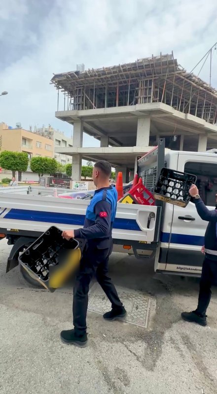 Tabelayı kurtarmak için "Belediye başkanı akrabam" dedi, zabıta geri adım atmadı (Fotoğraflı) Neslihan Zerenli HATAY (İHA) - Hatay'ın İskenderun ilçesinde kaldırım işgallerine yönelik denetim gerçekleştiren İskenderun Belediyesi Zabıta Müdürlüğü ekipleri, yaya geçişini engelleyen duba, reklam materyalleri ve çeşitli malzemeleri kaldırdı. Denetim sırasında bir esnafın, el konulan tabelasını kurtarmak için "Belediye başkanını arayacağım, akrabamdır" demesine rağmen zabıta ekipleri görevlerini kararlılıkla sürdürdü. İskenderun Belediyesi, kent genelinde yaya güvenliğini ve şehir düzenini sağlamak amacıyla denetimlerini aralıksız sürdürüyor. Zabıta Müdürlüğü ekipleri tarafından gerçekleştirilen kaldırım işgali denetimlerinde, vatandaşların yaya geçişini engelleyen ve kamuya ait alanları işgal eden materyaller kaldırıldı. Kurallara uymayan esnaf ise uyarıldı. Denetim sırasında bir esnaf, kaldırılan tabelasının yeniden bırakılması için "Belediye başkanını arayacağım, akrabamdır" diyerek zabıta ekiplerine müdahale etmeye çalıştı. Zabıta personelinin ise "Kimi isterseniz arayın" şeklindeki yanıtı dikkat çekti. İskenderun Belediyesi'nden yapılan açıklamada, "Daha düzenli, daha güvenli ve herkes için erişilebilir bir İskenderun için denetimlerimiz kararlılıkla devam edecek. Kamuya ait alanlar, hiçbir kişi veya işletmenin özel kullanım alanı değildir. Kurallar herkes için eşit şekilde uygulanacaktır" ifadelerine yer verildi.