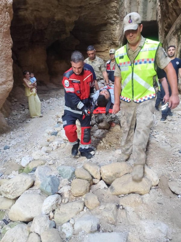 Taşa takılıp tarihi tünele düşen adam, telefonu yanında olmayınca 2 gün kimseye haber veremedi (Fotoğraflı) Aykut Taştan HATAY (İHA) - Hatay'da ailesinin iki gündür haber alamadığı 28 yaşındaki A.A. isimli genç, tarihi Titus Tüneli'nde mahsur kalmış halde bulundu. İki gün mahsur kalan şahsın cep telefonun araçta kaldığı için kimseye haber veremediği öğrenildi. Samandağ ilçesi Kapısuyu Mahallesi'nde yaşayan A.A., aracıyla tarihi Titus Tüneli'nin yakınlarına gitti. Tünel çevresinde olduğu esnada A.A., dengesini kaybederek düştü. Telefonunu aracında unutan şahıs, iki gün tünelde mahsur kaldı. Ailesinin kendisinden haber alamaması üzerine jandarma ekipleri arama çalışması başlattı. Ekiplerin çalışmasının ardından tünelde mahsur kalan genç, kurtarılarak sağlık ekiplerine teslim edildi. Sağlık ekiplerinin ilk müdahalesinin ardından tedbir amaçlı hastaneye kaldırılan şahsın sağlık durumunun iyi olduğu öğrenildi. Ağabeyinden haber alamamaları üzerine tedirginlik yaşadıklarını ifade eden Mehmet Ali Alacan, ağabeyini sağ salim bulan ekiplere teşekkür etti. "Titus Tüneli'nde turistler gezerken ağabeyimi görüp durumu yetkililere bildiriyorlar" Ağabeyini iki gündür ararken tarihi Titüs Tüneli'nde yarı baygın şekilde bulduklarını ifade eden Mehmet Ali Alacan, "Ağabeyim memur olduğu için hafta sonu kafa dinlemek için tünelin çevresinde gezintiye çıktığını söyledi. Birkaç saat sonra geri dönerken yolu kaybedip ayağı taşa takılıyor. Taşa takılıp dengesini kaybettikten sonra düşüyor ve baygınlık geçiriyor. Baygın olduğundan dolayı hatırlamıyor. Kaybolduğu haberini alınca apar topar Antakya'ya geldik sonra da haber gelince Samandağ'a geldik. Jandarma ekipleri arama çalışmaları başlattı. Titus Tüneli'nde turistler gezerken ağabeyimi görüp durumu yetkililere bildiriyorlar. Allah jandarma ve diğer ekiplerden razı olsun" ifadelerini kullandı.