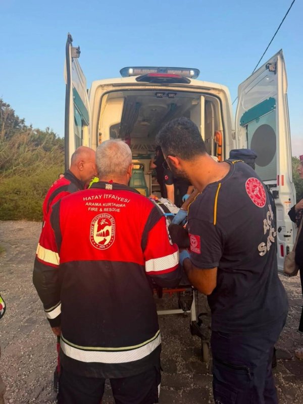 Taşa takılıp tarihi tünele düşen adam, telefonu yanında olmayınca 2 gün kimseye haber veremedi (Fotoğraflı) Aykut Taştan HATAY (İHA) - Hatay'da ailesinin iki gündür haber alamadığı 28 yaşındaki A.A. isimli genç, tarihi Titus Tüneli'nde mahsur kalmış halde bulundu. İki gün mahsur kalan şahsın cep telefonun araçta kaldığı için kimseye haber veremediği öğrenildi. Samandağ ilçesi Kapısuyu Mahallesi'nde yaşayan A.A., aracıyla tarihi Titus Tüneli'nin yakınlarına gitti. Tünel çevresinde olduğu esnada A.A., dengesini kaybederek düştü. Telefonunu aracında unutan şahıs, iki gün tünelde mahsur kaldı. Ailesinin kendisinden haber alamaması üzerine jandarma ekipleri arama çalışması başlattı. Ekiplerin çalışmasının ardından tünelde mahsur kalan genç, kurtarılarak sağlık ekiplerine teslim edildi. Sağlık ekiplerinin ilk müdahalesinin ardından tedbir amaçlı hastaneye kaldırılan şahsın sağlık durumunun iyi olduğu öğrenildi. Ağabeyinden haber alamamaları üzerine tedirginlik yaşadıklarını ifade eden Mehmet Ali Alacan, ağabeyini sağ salim bulan ekiplere teşekkür etti. "Titus Tüneli'nde turistler gezerken ağabeyimi görüp durumu yetkililere bildiriyorlar" Ağabeyini iki gündür ararken tarihi Titüs Tüneli'nde yarı baygın şekilde bulduklarını ifade eden Mehmet Ali Alacan, "Ağabeyim memur olduğu için hafta sonu kafa dinlemek için tünelin çevresinde gezintiye çıktığını söyledi. Birkaç saat sonra geri dönerken yolu kaybedip ayağı taşa takılıyor. Taşa takılıp dengesini kaybettikten sonra düşüyor ve baygınlık geçiriyor. Baygın olduğundan dolayı hatırlamıyor. Kaybolduğu haberini alınca apar topar Antakya'ya geldik sonra da haber gelince Samandağ'a geldik. Jandarma ekipleri arama çalışmaları başlattı. Titus Tüneli'nde turistler gezerken ağabeyimi görüp durumu yetkililere bildiriyorlar. Allah jandarma ve diğer ekiplerden razı olsun" ifadelerini kullandı.