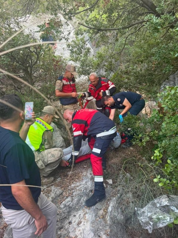 Taşa takılıp tarihi tünele düşen adam, telefonu yanında olmayınca 2 gün kimseye haber veremedi (Fotoğraflı) Aykut Taştan HATAY (İHA) - Hatay'da ailesinin iki gündür haber alamadığı 28 yaşındaki A.A. isimli genç, tarihi Titus Tüneli'nde mahsur kalmış halde bulundu. İki gün mahsur kalan şahsın cep telefonun araçta kaldığı için kimseye haber veremediği öğrenildi. Samandağ ilçesi Kapısuyu Mahallesi'nde yaşayan A.A., aracıyla tarihi Titus Tüneli'nin yakınlarına gitti. Tünel çevresinde olduğu esnada A.A., dengesini kaybederek düştü. Telefonunu aracında unutan şahıs, iki gün tünelde mahsur kaldı. Ailesinin kendisinden haber alamaması üzerine jandarma ekipleri arama çalışması başlattı. Ekiplerin çalışmasının ardından tünelde mahsur kalan genç, kurtarılarak sağlık ekiplerine teslim edildi. Sağlık ekiplerinin ilk müdahalesinin ardından tedbir amaçlı hastaneye kaldırılan şahsın sağlık durumunun iyi olduğu öğrenildi. Ağabeyinden haber alamamaları üzerine tedirginlik yaşadıklarını ifade eden Mehmet Ali Alacan, ağabeyini sağ salim bulan ekiplere teşekkür etti. "Titus Tüneli'nde turistler gezerken ağabeyimi görüp durumu yetkililere bildiriyorlar" Ağabeyini iki gündür ararken tarihi Titüs Tüneli'nde yarı baygın şekilde bulduklarını ifade eden Mehmet Ali Alacan, "Ağabeyim memur olduğu için hafta sonu kafa dinlemek için tünelin çevresinde gezintiye çıktığını söyledi. Birkaç saat sonra geri dönerken yolu kaybedip ayağı taşa takılıyor. Taşa takılıp dengesini kaybettikten sonra düşüyor ve baygınlık geçiriyor. Baygın olduğundan dolayı hatırlamıyor. Kaybolduğu haberini alınca apar topar Antakya'ya geldik sonra da haber gelince Samandağ'a geldik. Jandarma ekipleri arama çalışmaları başlattı. Titus Tüneli'nde turistler gezerken ağabeyimi görüp durumu yetkililere bildiriyorlar. Allah jandarma ve diğer ekiplerden razı olsun" ifadelerini kullandı.