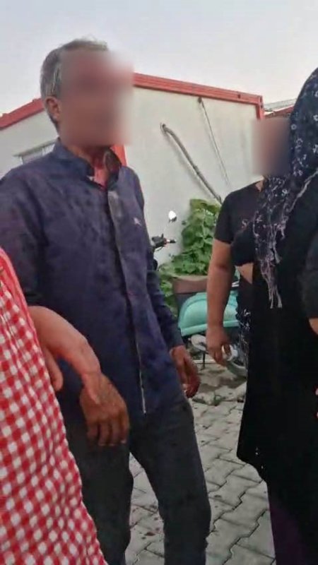 HATAY (İHA) - Hatay’da ayrılma aşamasında olduğu dinî nikahlı eşinin kaldığı konteyner kenti basan şahıs; eşi, öz kızı, üvey kızı ve bacanağını palayla yaraladıktan sonra baldızını kovaladı.