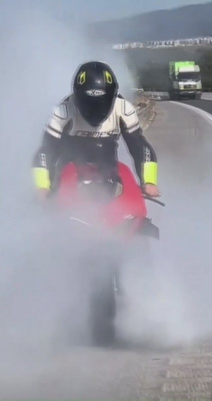 Motosikletiyle akrobatik hareketler yapan sürücüye 53 bin TL ceza (Fotoğraflı) Esma Kural HATAY (İHA) - Hatay'ın Dörtyol ilçesinde motosikletiyle trafik güvenliğini tehlikeye düşürecek şekilde akrobatik hareketler yapan ve aşırı hızla şerit değiştiren sürücüye toplam 53 bin 246 TL idari para cezası uygulandı. Sürücünün ehliyetine ise 60 gün süreyle el konuldu. Hatay İl Jandarma Komutanlığı ekipleri, trafik ve asayişin sağlanmasına yönelik çalışmalarını aralıksız sürdürüyor. Dörtyol ilçesinde motosikletiyle seyir halindeyken trafik güvenliğini tehlikeye düşürecek şekilde akrobatik hareketler yapan ve aşırı hızla şerit değiştiren motosiklet sürücüsü, jandarma ekiplerinin çalışmasıyla yakalandı. Ekipler tarafından yakalanan sürücüye, 2918 sayılı Karayolları Trafik Kanunu kapsamında toplam 53 bin 246 TL idari para cezası uygulandı. Sürücünün ehliyetine ise 60 gün süreyle el konuldu.