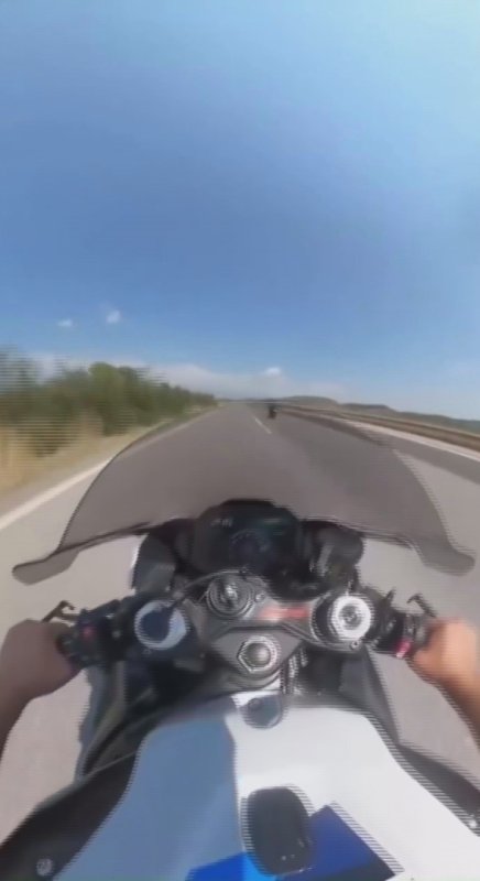 Motosikletiyle akrobatik hareketler yapan sürücüye 53 bin TL ceza (Fotoğraflı) Esma Kural HATAY (İHA) - Hatay'ın Dörtyol ilçesinde motosikletiyle trafik güvenliğini tehlikeye düşürecek şekilde akrobatik hareketler yapan ve aşırı hızla şerit değiştiren sürücüye toplam 53 bin 246 TL idari para cezası uygulandı. Sürücünün ehliyetine ise 60 gün süreyle el konuldu. Hatay İl Jandarma Komutanlığı ekipleri, trafik ve asayişin sağlanmasına yönelik çalışmalarını aralıksız sürdürüyor. Dörtyol ilçesinde motosikletiyle seyir halindeyken trafik güvenliğini tehlikeye düşürecek şekilde akrobatik hareketler yapan ve aşırı hızla şerit değiştiren motosiklet sürücüsü, jandarma ekiplerinin çalışmasıyla yakalandı. Ekipler tarafından yakalanan sürücüye, 2918 sayılı Karayolları Trafik Kanunu kapsamında toplam 53 bin 246 TL idari para cezası uygulandı. Sürücünün ehliyetine ise 60 gün süreyle el konuldu.