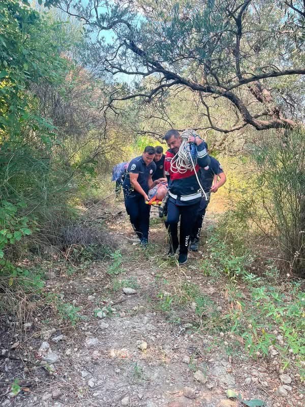 Defne’de ağaçtan düşen vatandaş yaralandı  (Fotoğraflı)  İlayda Korkmaz HATAY (İHA) - Hatay’ın Defne ilçesinde bahçesindeki ağaçtan düşerek yaralanan vatandaş, ekiplerin müdahalesiyle bulunduğu yerden kurtarılarak sağlık ekiplerine teslim edildi. Olay, Dursunlu Mahallesi’nde meydana geldi. Bahçesinde çalıştığı esnada ağaçtan düşerek yaralanan vatandaş, ekiplerin hızlı ve koordineli çalışmasıyla güvenli şekilde kurtarıldı. Yaralı vatandaş, sağlık ekiplerine teslim edilerek hastanede tedavi altına alındı.