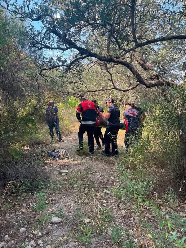 Defne’de ağaçtan düşen vatandaş yaralandı  (Fotoğraflı)  İlayda Korkmaz HATAY (İHA) - Hatay’ın Defne ilçesinde bahçesindeki ağaçtan düşerek yaralanan vatandaş, ekiplerin müdahalesiyle bulunduğu yerden kurtarılarak sağlık ekiplerine teslim edildi. Olay, Dursunlu Mahallesi’nde meydana geldi. Bahçesinde çalıştığı esnada ağaçtan düşerek yaralanan vatandaş, ekiplerin hızlı ve koordineli çalışmasıyla güvenli şekilde kurtarıldı. Yaralı vatandaş, sağlık ekiplerine teslim edilerek hastanede tedavi altına alındı.