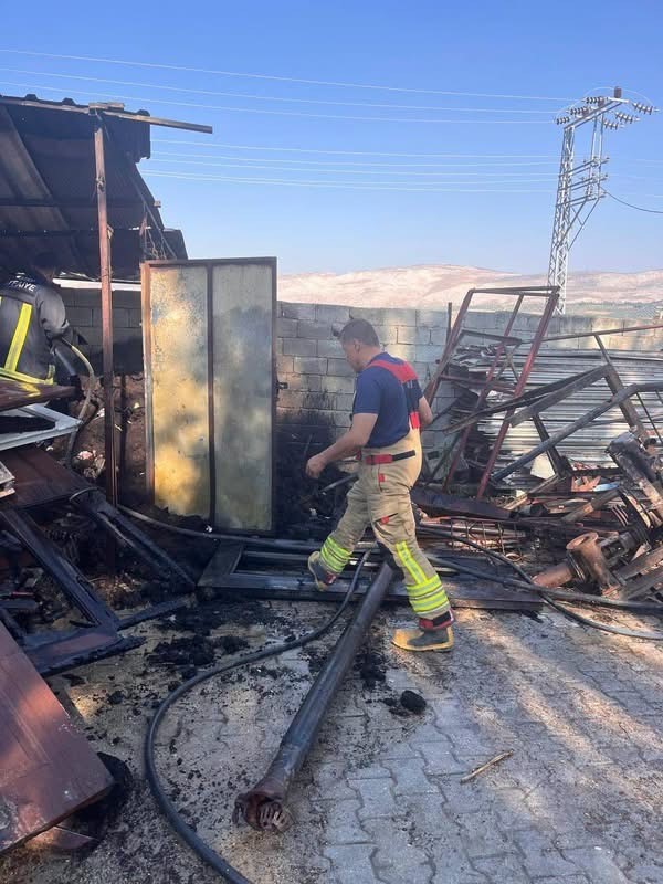 Altınözü’nde depo yangını yaşandı  (Fotoğraflı)  İlayda Korkmaz HATAY (İHA) - Hatay’ın Altınözü ilçesinde çıkan depo yangını, ekiplerin müdahalesiyle büyümeden kontrol altına alındı. Yangın, Hacıpaşa Mahallesi’nde bulunan bir evin depo kısmında meydana geldi. İhbar üzerine bölgeye itfaiye ekipleri sevk edildi. Yangın, ekiplerin müdahalesiyle kısa sürede söndürülürken soğutma çalışması gerçekleştirildi. Yangında depo kullanılmaz hale geldi.