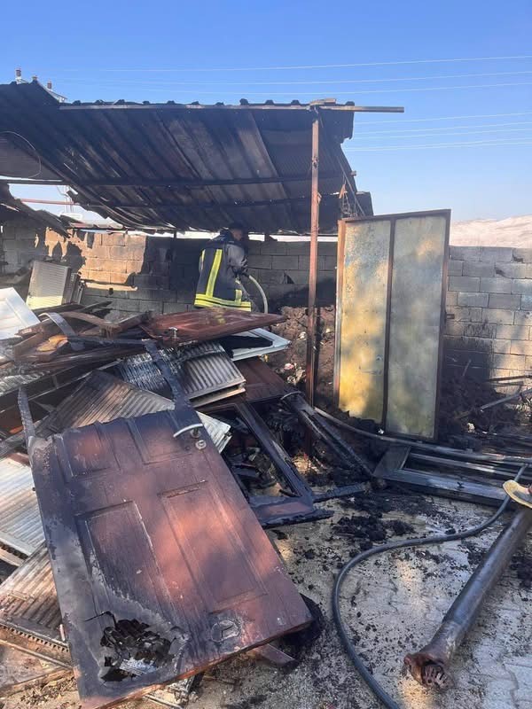 Altınözü’nde depo yangını yaşandı  (Fotoğraflı)  İlayda Korkmaz HATAY (İHA) - Hatay’ın Altınözü ilçesinde çıkan depo yangını, ekiplerin müdahalesiyle büyümeden kontrol altına alındı. Yangın, Hacıpaşa Mahallesi’nde bulunan bir evin depo kısmında meydana geldi. İhbar üzerine bölgeye itfaiye ekipleri sevk edildi. Yangın, ekiplerin müdahalesiyle kısa sürede söndürülürken soğutma çalışması gerçekleştirildi. Yangında depo kullanılmaz hale geldi.