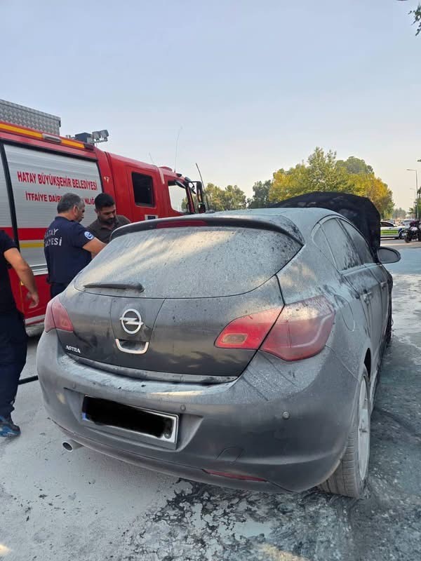 Dörtyol’da otomobil yangını (Fotoğraflı) Esma Kural HATAY (İHA) - Hatay’da otomobilde çıkan yangın itfaiye ekiplerinin hızlı müdahalesiyle büyümeden kontrol altına alındı. Yangın; Dörtyol ilçesi Numune Evler Mahallesi’nde meydana geldi. Seyir halindeki otomobilin motorundan alevlerin yükseldiğini fark eden sürücü durumu itfaiye ekiplerine bildirdi. ihbar üzerine bölgeye itfaiye ekipleri sevk edildi. Alevler, ekiplerin müdahalesiyle kısa sürede kontrol altına alındı. Yangının ardından soğutma çalışması gerçekleştirilen otomobilde hasar oluştu.