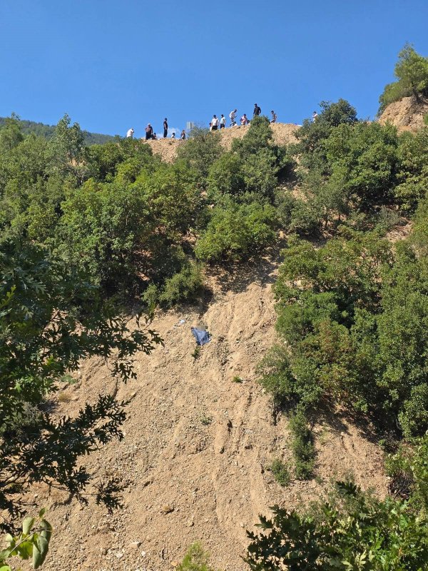 Uçurumdan yuvarlanan yaşlı motosiklet sürücüsü öldü (Fotoğraflı) Ramazan İlın HATAY (İHA) - Hatay’ın Hassa ilçesinde motosikletiyle uçurumdan yuvarlanan 74 yaşındaki sürücü öldü. Kaza, Hassa ilçesi Çardak Yaylası yolu üzerinde yaşandı. Hasan Keskin idaresindeki motosiklet, direksiyon hakimiyetini kaybetmesiyle uçuruma yuvalandı. Uçurumdan yuvarlanan 74 yaşındaki sürücü Keskin, hayatını kaybetti. Kazayı gören vatandaşların durumu 112 Acil Çağrı Merkezi’ne bildirmesi üzerine olay yerine jandarma, ambulans ve itfaiye ekipleri sevk edildi. Kısa sürede bölgeye gelen itfaiye ekipleri, uçurumdan yuvarlanan yaşlı sürücünün cansız bedenini kurtararak sağlık ekiplerine teslim etti. Sağlık ekiplerinin de kontrolünde öldüğü tespit edilen Keskin, cenaze aracıyla Adli Tıp Kurumuna götürüldü.
