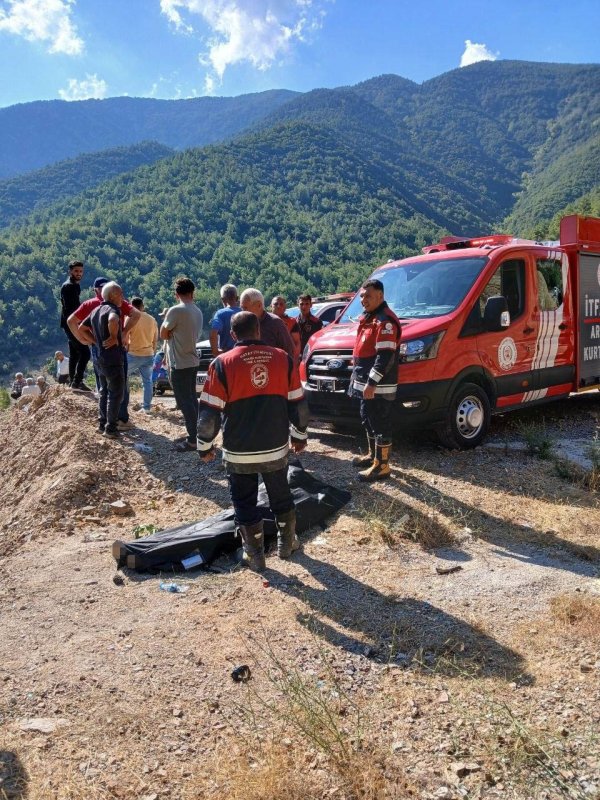 Uçurumdan yuvarlanan yaşlı motosiklet sürücüsü öldü (Fotoğraflı) Ramazan İlın HATAY (İHA) - Hatay’ın Hassa ilçesinde motosikletiyle uçurumdan yuvarlanan 74 yaşındaki sürücü öldü. Kaza, Hassa ilçesi Çardak Yaylası yolu üzerinde yaşandı. Hasan Keskin idaresindeki motosiklet, direksiyon hakimiyetini kaybetmesiyle uçuruma yuvalandı. Uçurumdan yuvarlanan 74 yaşındaki sürücü Keskin, hayatını kaybetti. Kazayı gören vatandaşların durumu 112 Acil Çağrı Merkezi’ne bildirmesi üzerine olay yerine jandarma, ambulans ve itfaiye ekipleri sevk edildi. Kısa sürede bölgeye gelen itfaiye ekipleri, uçurumdan yuvarlanan yaşlı sürücünün cansız bedenini kurtararak sağlık ekiplerine teslim etti. Sağlık ekiplerinin de kontrolünde öldüğü tespit edilen Keskin, cenaze aracıyla Adli Tıp Kurumuna götürüldü.