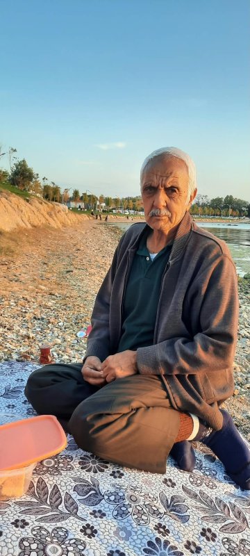 Uçurumdan yuvarlanan yaşlı motosiklet sürücüsü öldü (Fotoğraflı) Ramazan İlın HATAY (İHA) - Hatay’ın Hassa ilçesinde motosikletiyle uçurumdan yuvarlanan 74 yaşındaki sürücü öldü. Kaza, Hassa ilçesi Çardak Yaylası yolu üzerinde yaşandı. Hasan Keskin idaresindeki motosiklet, direksiyon hakimiyetini kaybetmesiyle uçuruma yuvalandı. Uçurumdan yuvarlanan 74 yaşındaki sürücü Keskin, hayatını kaybetti. Kazayı gören vatandaşların durumu 112 Acil Çağrı Merkezi’ne bildirmesi üzerine olay yerine jandarma, ambulans ve itfaiye ekipleri sevk edildi. Kısa sürede bölgeye gelen itfaiye ekipleri, uçurumdan yuvarlanan yaşlı sürücünün cansız bedenini kurtararak sağlık ekiplerine teslim etti. Sağlık ekiplerinin de kontrolünde öldüğü tespit edilen Keskin, cenaze aracıyla Adli Tıp Kurumuna götürüldü.