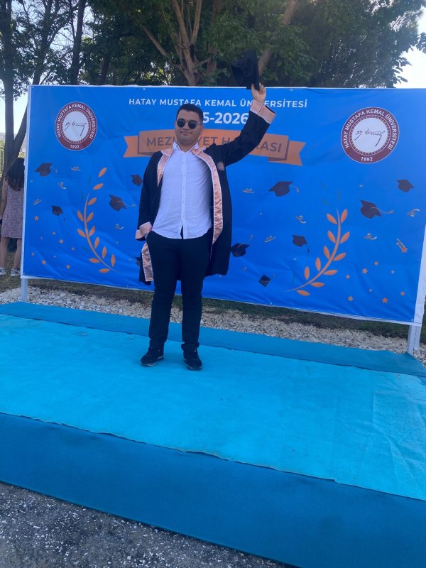 Profesörün "Okuma, yazma öğrenemez" dediği otizmli Ertuğrul, tüm engelleri aşarak annesinin 1 yaşında başlattığı eğitimle konservatuardan mezun oldu (Fotoğraflı) Ahmet Arslan - Ramazan İlın HATAY (İHA) - Hatay'da 9 aylıkken otizm tanısı konulan ve tedavi için götürülen profesörün "Hiçbir zaman okuma yazma öğrenemez, konuşsa bile beş kelimeyi geçemez" dediği 22 yaşındaki Ertuğrul Gök, ailesiyle birlikte verdiği mücadelesiyle tüm engelleri aşarak üniversite mezunu oldu. Kendisi gibi çocuklara ilham olan otizmli Gök; yaşattığı gururla annesini mutlu ederken, piyano, gitar, kanun, davul gibi birçok müzik aletini rahatlıkla çalıyor. Antakya ilçesi Saraykent Mahallesi'nde yaşayan Sahra Gök ve rahmetli Hamza Gök çiftinin 22 yaşındaki evlatları Ertuğrul'a 9 aylıkken otizm teşhisi konuldu. Ailesinin otizm tedavisi için götürdüğü profesör, otizmli Ertuğrul'un hiçbir zaman okuma yazma öğrenemeyeceğini ve konuşsa bile 5 kelimeyi geçemeyeceğini söyledi. Doktorların söylemlerine rağmen evlatlarını yaşama hazırlamaktan vazgeçmeyen aile, Ertuğrul'un eğitim hayatına 1 yaşındayken başladı. Ertuğrul, ilkokul ve ortaokulu bitirdikten sonra Güzel Sanatlar Lisesinde eğitimler aldı. Lise eğitimin ardından girdiği yetenek sınavında başarılı olan otizmli Ertuğrul, Mustafa Kemal Üniversitesi Antakya Devlet konservatuarını kazanarak eğitimine devam etti. Üniversite yılları boyunca tek başına üniversiteye giden otizmli Ertuğrul; 4 yıllık eğitiminin ardından kortej yürüyüşü yaparak, kep attı ve konservatuardan mezun oldu. Profesörlerin hiçbir zaman okuma yazma öğrenemez dediği otizmli Ertuğrul; piyano, kanun, gitar, bağlama, yan flüt, darbuka ve davul gibi aletleri rahatlıkla çalabiliyor. Evladının yaşam hikayesine öncülük eden Sahra Gök, Ertuğrul'un üniversiteden mezun olmasıyla kendisine büyük mutluluk yaşattığını söyledi. "Kanun, gitar, bağlama, yan flüt, piyano ve davul çalıyorum" Otizmli olmasına on parmağında on marifeti olan otizmli Ertuğrul Özkök, "Antakya Devlet Konservatuar da okudum ve 22 yaşındayım. Kanun, gitar, bağlama, yan flüt, piyano ve davul çalıyorum. Müzik aletlerini çalarken mutlu oluyorum" dedi. "Profesörlerin hiçbir zaman okuma yazma öğrenemez dediği otizmli evladının birçok müzik aletini rahatlıkla çalabiliyor" Tedavi için gittiği profesörün hiçbir zaman okuma yazma öğrenemez dediği otizmli Ertuğrul'un eğitimine önem verdiğini ifade eden anne Sahra Gök, "Ertuğrul'a 9 aylıkken otizm tanısı konuldu. 3 yıl eğitim aldıktan sonra tekrar Ertuğrul'un durumunu kontrol amaçlı bir profesöre götürdük. Profesör Ertuğrul hakkında; hiçbir zaman okuma yazma öğrenemeyecek, öz bakım becerilerini kazanamayacak, anne baba demesini konuşmasını hayal etmeyin ve konuşsa bile beş kelimeyi geçemez diye sözler söyledi. Bizler anne, baba olarak 3 yaşında Ertuğrul'un eğitimine odaklandık. Ertuğrul 1 yaşında başlamış olduğu eğitim hayatında hiç aralık vermeden otizmle ilgili okuduğumuz her şeyi uygulamaya başladık. Ertuğrul'u diğer çocuklarımızdan ayrı tutmadan eğitim, ilgi ve sevgiyle bunun başka bir ilacı olmadığını ve bunun tek ilacını bu üç halkadan oluştuğunu söylediler. Ailemizden babamızın kaybı gibi kaybettiklerimiz de oldu. Ertuğrul; hiç aralık vermeden ilkokul, ortaokul eğitimi aldı. Kaynaştırma öğrencisi olarak lise eğitimini güzel sanatlar lisesinde tamamladı. Liseyi bitirdikten sonra üniversite sınavına girdi ve yetenek sınavında elde ettiği başarıyla Mustafa Kemal Üniversitesi Antakya Devlet Konservatuarı'nda eğitim alma hakkı kazandı" dedi. "Çocuğumun kep atma anında yaşadığınız mutluluk, Ertuğrul'un kortej yürüyüşündeki kendine olan özgüvenli yürüyüşü esnasında kalbim yerinden fırlayacak zannetmiştim" Otizmli evladının üniversite eğitimini tamamlayarak mezun olduğu anları heyecan ve mutluluk içerisinde anlatan Sahra Gök, "Ertuğrul, 4 yıl Antakya Devlet Konservatuarında Türk müziği bölümünde eğitimini sürdürdü ve son yılımızda pedagojik formasyon alarak eğitimini tamamladı. Mezun olması çok uzun süreçli bir hayaldi. Günlerce yıllarca kurmuş olduğum bir hayaldi ama gerçek olacağını asla düşünemezdim. Çocuğumun kep atma anında yaşadığınız o mutluluk, Ertuğrul'un o kortej yürüyüşündeki o kendine olan özgüvenli yürüyüşü esnasında kalbim yerinden fırlayacak zannetmiştim. O mutluluk ve gururu isterim ki herkes yaşasın ve tatsın. Özel çocuğu olan tüm aileler bu mutluluğa şahit olsunlar ve bu mutluluk onlarında önünü açsın inşallah. Ertuğrul; şahane piyano çalabiliyor, kanun, gitar, bağlama, yan flüt, darbuka ve davul çalabiliyor. Ona verilen tüm enstrümanlara çok yakın ilgi gösterip hemen kavrayıp öğrenebilecek bir yetenekli bir çocuk. Duyduğu bir eserin notalarını enstrüman fark etmeden çalabiliyor. Benim ailelerden ricam asla çocuklarından vazgeçmesinler, otizm başarıya engel değildir" ifadelerini kullandı.