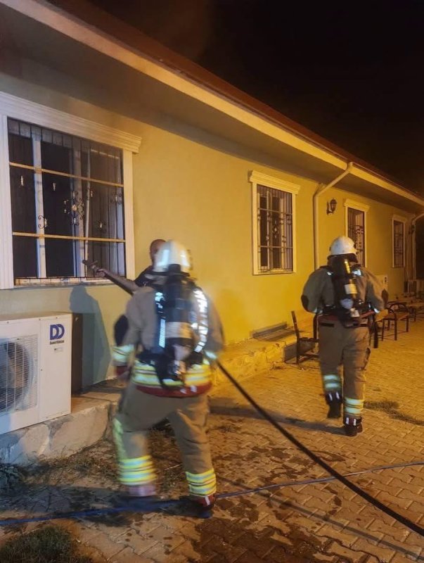 Kırıkhan’da camide yangın çıktı (Fotoğraflı) İlayda Korkmaz HATAY (İHA) - Hatay’ın Kırıkhan ilçesinde camide çıkan yangın, ekiplerin hızlı müdahalesiyle büyümeden kısa sürede kontrol altına alındı. Yangın, Özyörük Mahallesi’nde bulunan camide meydana geldi. İhbar üzerine bölgeye itfaiye ekipleri sevk edildi. Alevler, ekiplerin müdahalesiyle kısa sürede kontrol altına alındı. Söndürülen yangının ardından soğutma çalışması gerçekleştirildi. Bölgede gerekli emniyet tedbirleri sağlandı.
