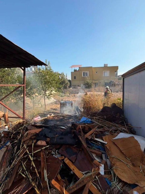 Kırıkhan’da odunluk ve bahçe yangını yaşandı (Fotoğraflı) İlayda Korkmaz HATAY (İHA) - Hatay’ın Kırıkhan ilçesinde odunluk ve bahçede çıkan yangın, ekiplerin hızlı müdahalesiyle büyümeden kısa sürede kontrol altına alındı. Yangın, Alsancak Mahallesi’nde meydana geldi. İhbar üzerine bölgeye itfaiye ekibi sevk edildi. Alevler kısa sürede kontrol altına alındı. Ekiplerin müdahalesiyle söndürülen yangının ardından soğutma çalışması gerçekleştirildi.