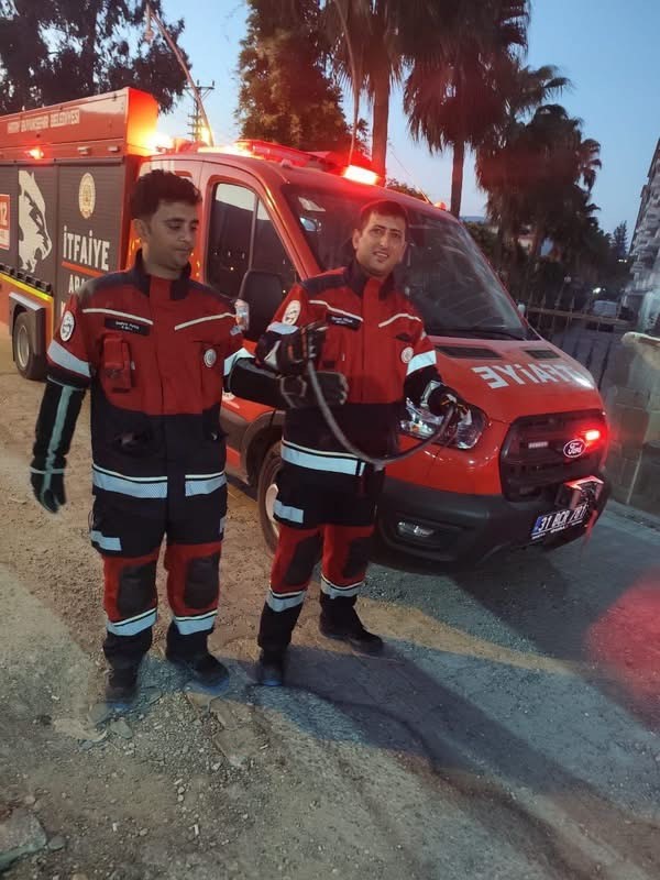 Antakya ve Reyhanlı’da yerleşim yerlerine giren yılanlar yakalandı (Fotoğraflı) İlayda Korkmaz HATAY (İHA) - Hatay’ın Antakya ve Reyhanlı ilçelerinde yerleşim yerlerinde görülen yılanlar, itfaiye tarafından zarar verilmeden yakalanarak doğal yaşam alanlarına bırakıldı. Sıcak havanın hissettirdiği bölge sürüngenler, insanların yaşam alanlarında görülmeye devam ediyorlar. Antakya ve Rayhanlı ilçelerinde yerleşim yerinde yılan gören vatandaşlar durumu itfaiye ekiplerine bildirdi. Ekipler, farklı noktalarda görülen yılanları titiz çalışma sonucunda güvenli şekilde yakaladı. Yakalanan yılanlar daha sonra doğal yaşam alanlarına bırakıldı.