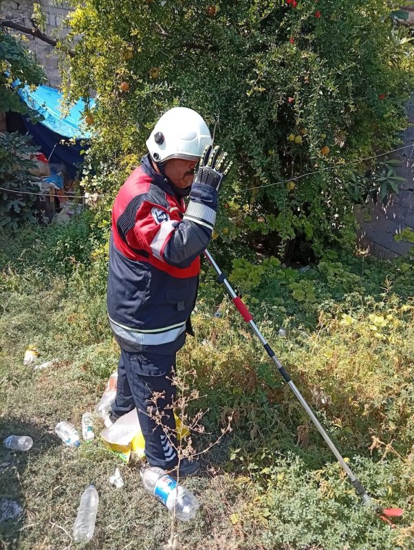 Antakya ve Reyhanlı’da yerleşim yerlerine giren yılanlar yakalandı (Fotoğraflı) İlayda Korkmaz HATAY (İHA) - Hatay’ın Antakya ve Reyhanlı ilçelerinde yerleşim yerlerinde görülen yılanlar, itfaiye tarafından zarar verilmeden yakalanarak doğal yaşam alanlarına bırakıldı. Sıcak havanın hissettirdiği bölge sürüngenler, insanların yaşam alanlarında görülmeye devam ediyorlar. Antakya ve Rayhanlı ilçelerinde yerleşim yerinde yılan gören vatandaşlar durumu itfaiye ekiplerine bildirdi. Ekipler, farklı noktalarda görülen yılanları titiz çalışma sonucunda güvenli şekilde yakaladı. Yakalanan yılanlar daha sonra doğal yaşam alanlarına bırakıldı.