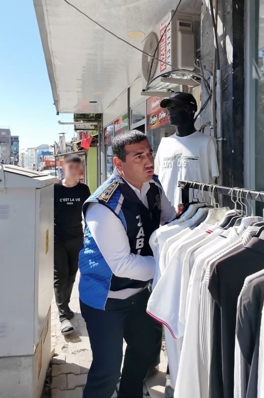 'Burası vatandaşın hakkı, vatandaş buradan nasıl geçecek' diyen zabıta ekipleri kaldırım işgallerine müdahale etti (Fotoğraflı) Esma Kural HATAY (İHA) - Hatay'da zabıta ekiplerince gerçekleştirilen denetimlerde kaldırım işgallerine müdahale edildi. Denetim esnasında esnafın itirazına zabıta ekipleri, "Burası vatandaşın hakkı, vatandaş buradan nasıl geçecek" yanıtını verdi. Dörtyol Belediyesi ve Hatay Büyükşehir Belediyesi zabıta ekipleri çarşı merkezindeki işletmelere yönelik kaldırım işgali denetimi gerçekleştirdi. Denetimlerde, yaya geçişini engelleyen kaldırım işgalleri konusunda işletmelere gerekli uyarılarda bulunuldu. Denetimler esnasında Zabıta Müdürü Ali Avan'ın itiraz eden esnafa yönelik "Burası vatandaşın hakkı, vatandaş buradan nasıl geçecek. Daracık kaldırım, işgali kabul etmiyorum" sözleri ise dikkat çekti. Kent düzeninin korunması ve kaldırımların vatandaşlar tarafından güvenli şekilde kullanılabilmesi amacıyla denetimlerin devam edeceği belirtildi.