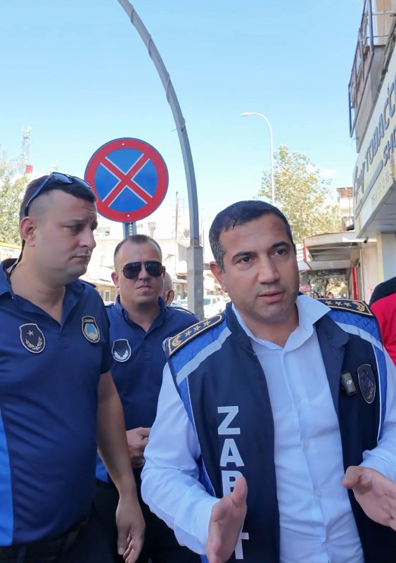 'Burası vatandaşın hakkı, vatandaş buradan nasıl geçecek' diyen zabıta ekipleri kaldırım işgallerine müdahale etti (Fotoğraflı) Esma Kural HATAY (İHA) - Hatay'da zabıta ekiplerince gerçekleştirilen denetimlerde kaldırım işgallerine müdahale edildi. Denetim esnasında esnafın itirazına zabıta ekipleri, "Burası vatandaşın hakkı, vatandaş buradan nasıl geçecek" yanıtını verdi. Dörtyol Belediyesi ve Hatay Büyükşehir Belediyesi zabıta ekipleri çarşı merkezindeki işletmelere yönelik kaldırım işgali denetimi gerçekleştirdi. Denetimlerde, yaya geçişini engelleyen kaldırım işgalleri konusunda işletmelere gerekli uyarılarda bulunuldu. Denetimler esnasında Zabıta Müdürü Ali Avan'ın itiraz eden esnafa yönelik "Burası vatandaşın hakkı, vatandaş buradan nasıl geçecek. Daracık kaldırım, işgali kabul etmiyorum" sözleri ise dikkat çekti. Kent düzeninin korunması ve kaldırımların vatandaşlar tarafından güvenli şekilde kullanılabilmesi amacıyla denetimlerin devam edeceği belirtildi.