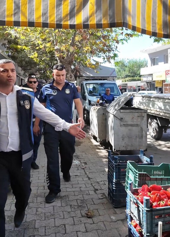 'Burası vatandaşın hakkı, vatandaş buradan nasıl geçecek' diyen zabıta ekipleri kaldırım işgallerine müdahale etti (Fotoğraflı) Esma Kural HATAY (İHA) - Hatay'da zabıta ekiplerince gerçekleştirilen denetimlerde kaldırım işgallerine müdahale edildi. Denetim esnasında esnafın itirazına zabıta ekipleri, "Burası vatandaşın hakkı, vatandaş buradan nasıl geçecek" yanıtını verdi. Dörtyol Belediyesi ve Hatay Büyükşehir Belediyesi zabıta ekipleri çarşı merkezindeki işletmelere yönelik kaldırım işgali denetimi gerçekleştirdi. Denetimlerde, yaya geçişini engelleyen kaldırım işgalleri konusunda işletmelere gerekli uyarılarda bulunuldu. Denetimler esnasında Zabıta Müdürü Ali Avan'ın itiraz eden esnafa yönelik "Burası vatandaşın hakkı, vatandaş buradan nasıl geçecek. Daracık kaldırım, işgali kabul etmiyorum" sözleri ise dikkat çekti. Kent düzeninin korunması ve kaldırımların vatandaşlar tarafından güvenli şekilde kullanılabilmesi amacıyla denetimlerin devam edeceği belirtildi.