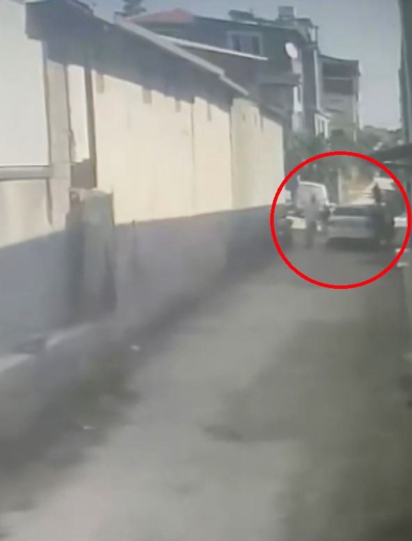 HATAY (İHA) - Hatay'da depremzede vatandaşın yeni yuva kurmak için kayınbabasından borç aldığı altınları yola düşürdüğü anlar ve bir kadının içi altın dolu keseyi kendi malıymış gibi alıp gittiği anlar kameraya yansıdı.